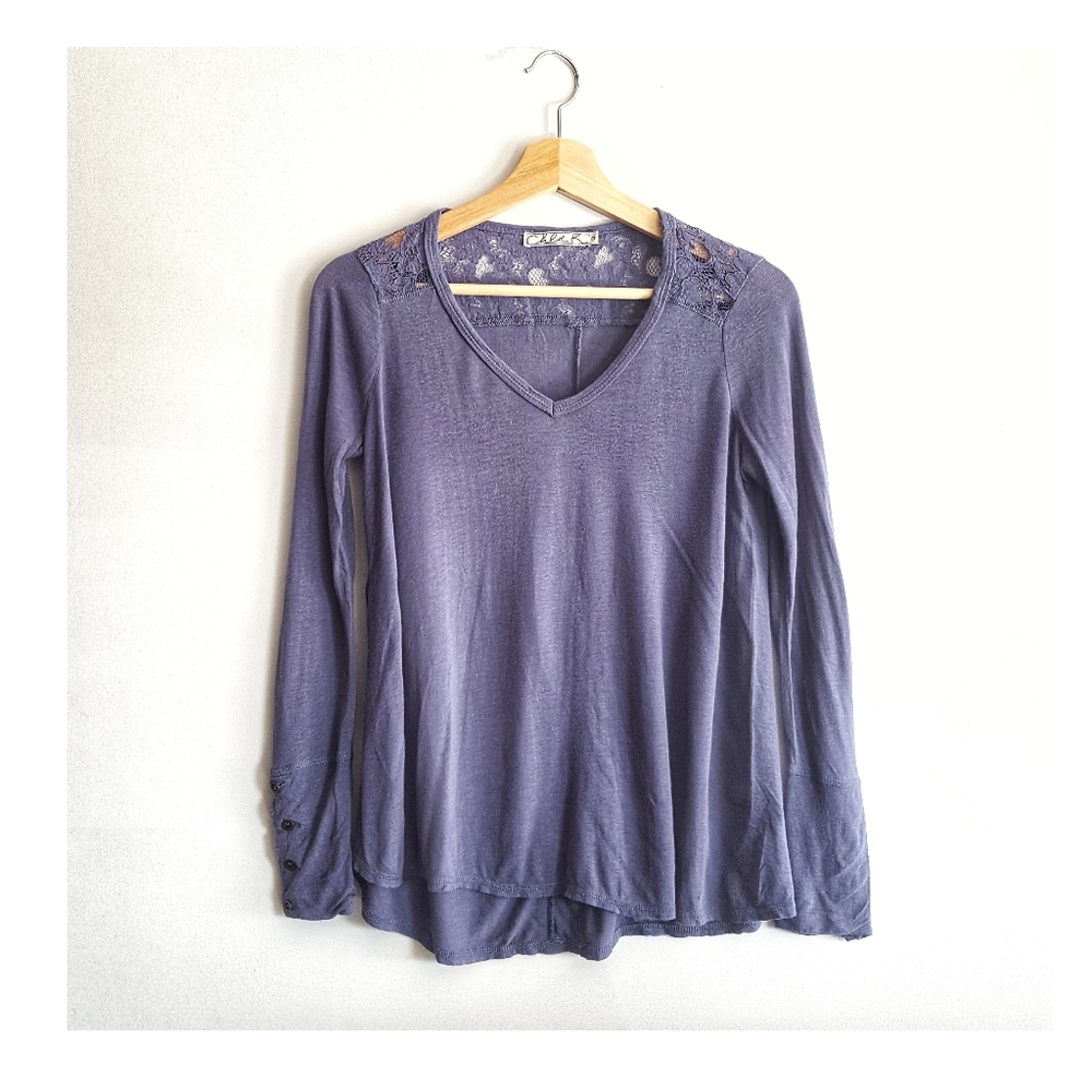 ▪︎Chloe K▪︎V-Neck Top with Lace Details